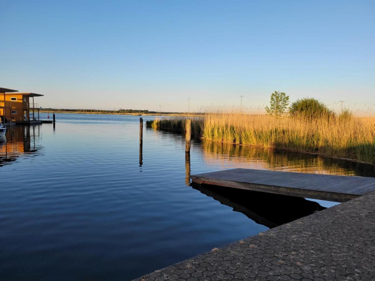 ホテル 4 Sterne Dtv Floating House Kröslin エクステリア 写真